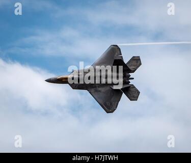 Un F-22 Raptor avion de chasse furtif effectue une manoeuvre aérienne au cours d'une manifestation pour les ailes sur le Pacific Air Show à la base commune Pearl 28 septembre 2014 Harbor-Hickam à Pearl Harbor, Hawaii. Banque D'Images