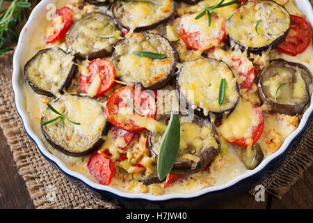 La moussaka (aubergine cocotte) - un plat traditionnel grec. Banque D'Images