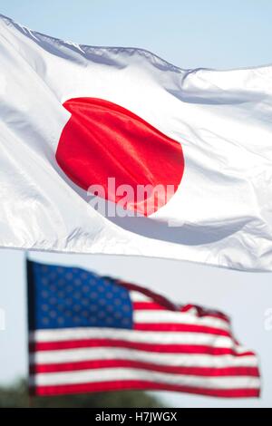 Les drapeaux américains et japonais voler ensemble avant que la Défense Stratégie Chefs Dialogue à Fort Lesley J. McNair Roosevelt Hall le 16 juillet 2015, à Washington, DC. Banque D'Images