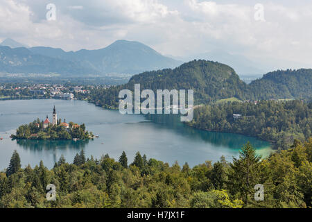 Île sur le lac de Bled en Slovénie avec l'église de l'Assomption Banque D'Images