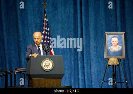 Le Vice-président américain Joe Biden parle pendant le service commémoratif pour cinq soldats américains à Chattanooga McKenzie Arena le 15 août 2015 à Chattanooga, Tennessee. Les soldats ont été tués dans une attaque terroriste sur plusieurs centres de recrutement militaire dans la région de Chattanooga. Banque D'Images