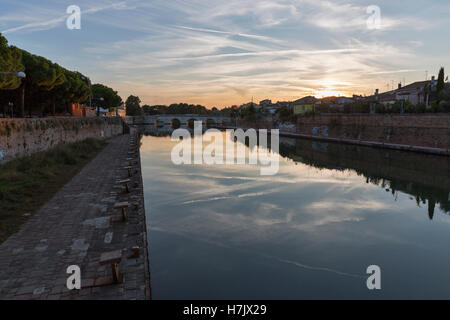 Pont de Tibère à Rimini le Canal de Porto au coucher du soleil, de l'Italie. Banque D'Images