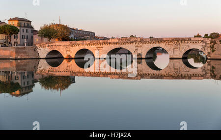 Pont de Tibère à Rimini au coucher du soleil, de l'Italie. Banque D'Images