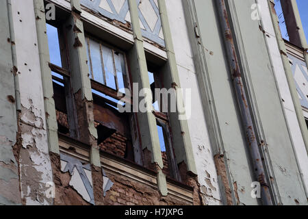 Un immeuble d'appartements dans la vieille ville de Sarajevo est endommagée par le serbe 1992-1996 siège de la ville. Banque D'Images