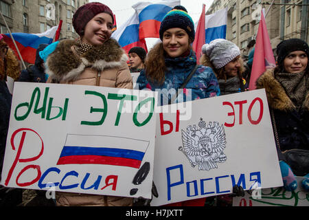 Les gens assistent à la "Nous sommes unis' mars pendant la célébration du Jour de l'unité nationale dans le centre de Moscou, Russie Banque D'Images