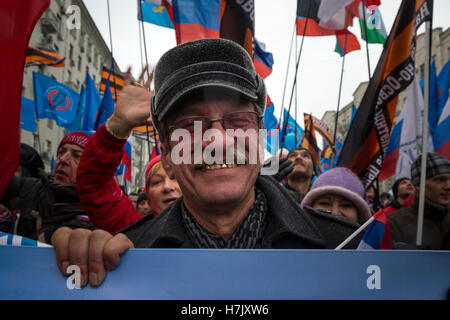 Les gens assistent à la "Nous sommes unis' mars pendant la célébration du Jour de l'unité nationale dans le centre de Moscou, Russie Banque D'Images