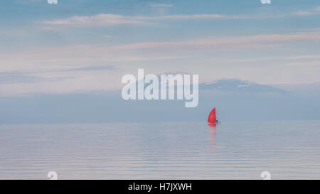 Bateau à voile rouge sur l'hiver Banque D'Images