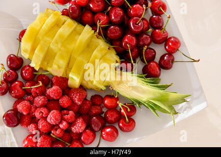 Cerise, framboise, ananas plateau Banque D'Images