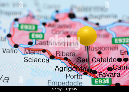 Agrigento épinglée sur une carte de l'Italie Banque D'Images