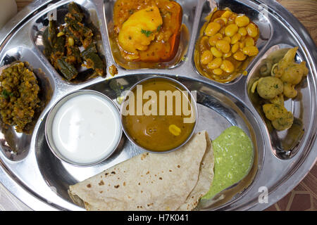 Close-up of Indian curry Thali végétarien avec un assortiment de petits bols servi dans plaque inox Banque D'Images