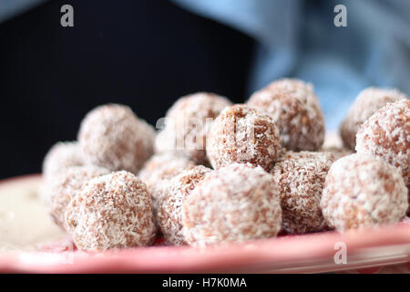 Libre tourné de truffes au chocolat / boules de rhum Banque D'Images