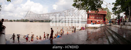 Les gens se baigner dans la rivière Hooghly près de Howrah Bridge (Rabindra Setu) Kolkatat à mallick ghat Inde Bengale Ouest Banque D'Images