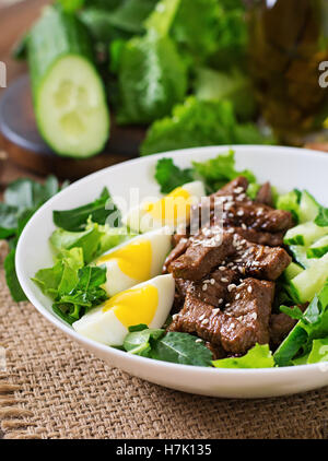 Avec salade de concombre, boeuf épicé et oeufs dans le style asiatique. Banque D'Images