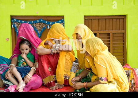 Quatre femmes indiennes en voile coloré ( ghunghat) à Ujjain ram ghat Madhya Pradesh inde Banque D'Images