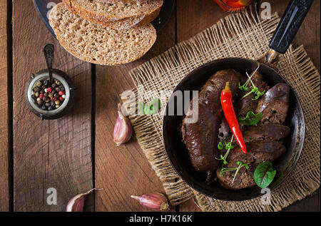 Boudin fait maison avec les abats sur le vieux fond de bois dans un style rustique. Vue d'en haut Banque D'Images