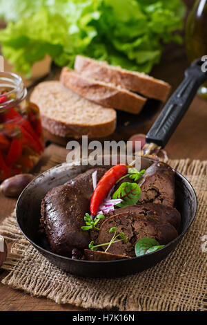 Boudin fait maison avec les abats sur le vieux fond de bois dans un style rustique Banque D'Images