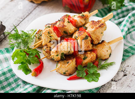 Shish kebab de poulet au paprika. Banque D'Images
