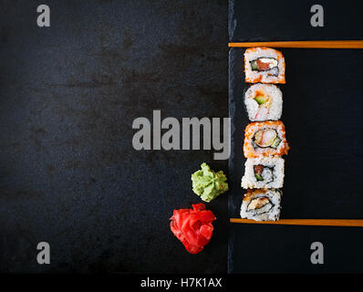 La cuisine japonaise traditionnelle - Rouleaux et futomaki. Vue d'en haut Banque D'Images