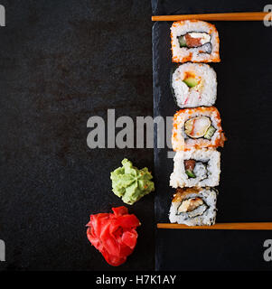 La cuisine japonaise traditionnelle - Rouleaux et futomaki. Banque D'Images