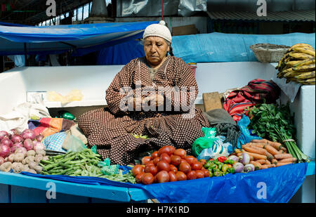 Les femme bolivienne vendre des légumes au marché à La Paz, Bolivie Banque D'Images