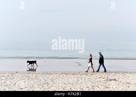 Couple avec chien sur le front de mer du Touquet Paris-Plage, la 