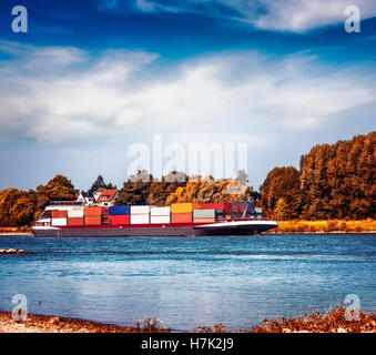 Porte-conteneurs sur le Rhin. Paysage d'automne Banque D'Images