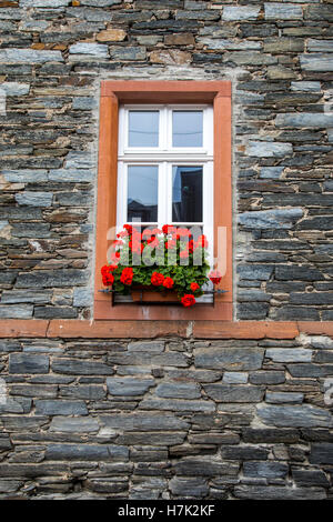 Bâtiment en brique en pierre, fenêtres, décoration, région de la vallée de la Moselle, de vieilles maisons typiques Banque D'Images