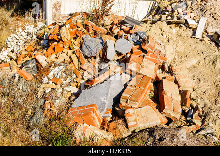 Tas de briques et de débris de béton après une démolition d'un bâtiment. Banque D'Images