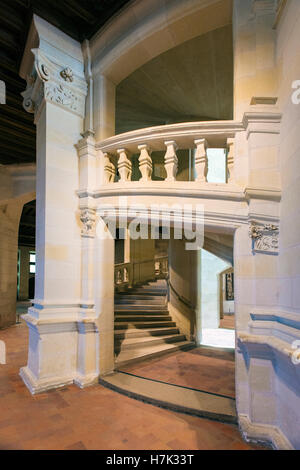 Escalier à double hélice vu depuis le 1er étage du château de Chambord dans la vallée de la Loire, France Banque D'Images