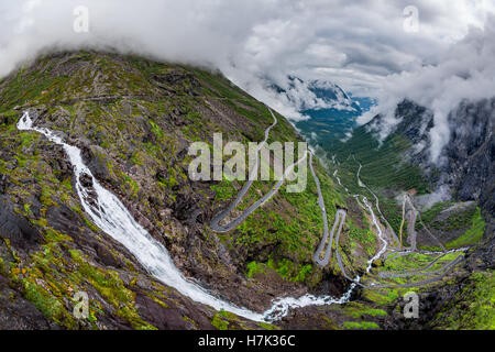 Chemin du troll ou Trollstigen Trollstigveien route sinueuse de montagne en Norvège. Banque D'Images