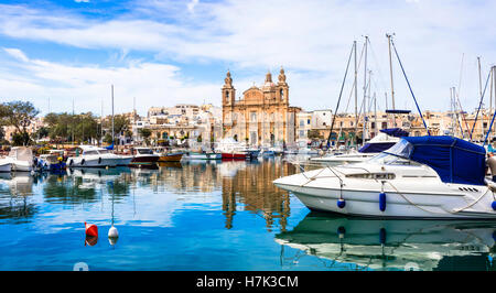 Monuments de Malte - Sliema marina impressionnante cathédrale et à la Valette Banque D'Images