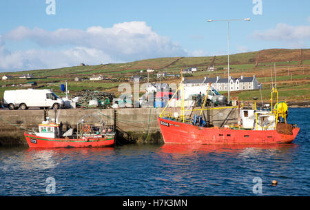 Bateaux de pêche dans le port de Portmagee, en face de l'île de Valentia, Co Kerry Banque D'Images