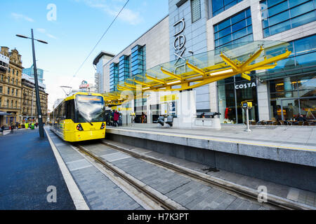 Tramway Metrolink à Exchange Square de tram à Manchester. Banque D'Images