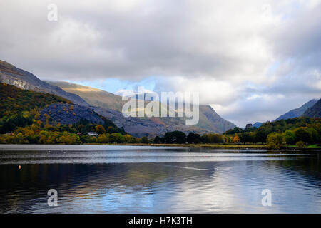 La vue le long de l'automne Llyn Padarn vers Lac Llanberis Pass en montagnes de Snowdonia National Park. Llanberis Gwynedd North Wales UK Banque D'Images