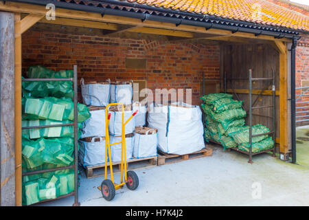 Carburant hiver sec sacs de billes et de bois d'allumage pour la vente dans un magasin de ferme Banque D'Images