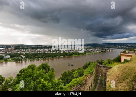 Afficher le long de la vallée du Rhin à Coblence, en Allemagne avec des nuages de pluie vu de Ehrenbreitstein. Banque D'Images