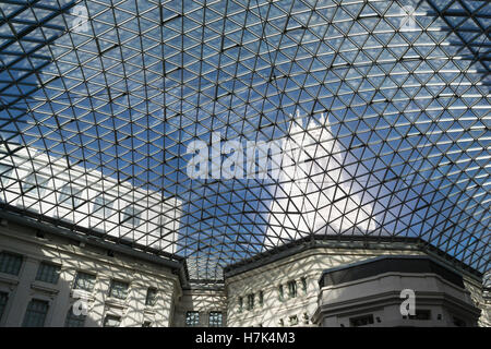 La Crystal Gallery, géodésique couvrant la cour intérieure de l'Palacio de Cibeles, Madrid, Espagne Banque D'Images