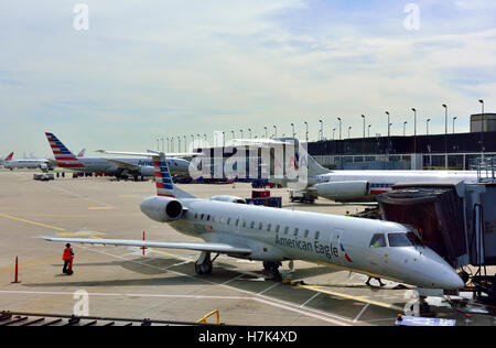 Aéroport International O'Hare de Chicago, emplacement de carrefour pour American Airlines avec des vols d'American Eagle, USA. Banque D'Images