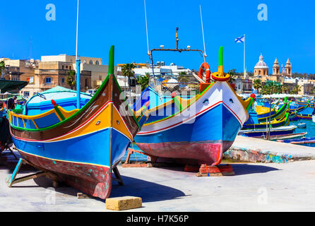 Les bateaux de pêche traditionnels "luzzu" à Malte en Marsaxlokk village Banque D'Images