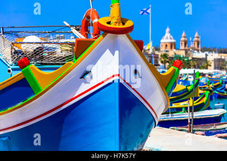 Les bateaux de pêche traditionnels "luzzu" à Malte Banque D'Images