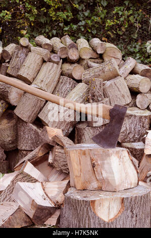 Ax et tas de bois pour le chauffage domestique, montrant la bûche, Norfolk, UK, octobre Banque D'Images