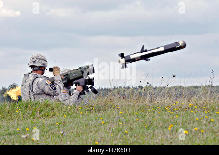 Des soldats américains un incendie M98 lance-missiles pendant les opérations de gamme à la zone d'entraînement Grafenwoehr caserne près de Rose le 23 septembre 2014 à Vilseck, Allemagne. Banque D'Images