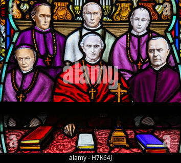 Vitrail représentant le cardinal Mercier (1851 - 1926) et les évêques belges, dans la Cathédrale de Malines, Belgique. Banque D'Images