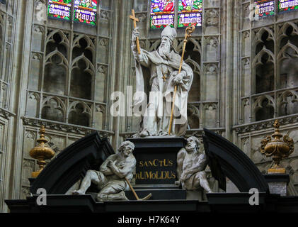 Statue de Saint Rumbold, le saint patron de Malines, dans la Cathédrale de Saint Rumbold à Mechelen, Belgique. Banque D'Images
