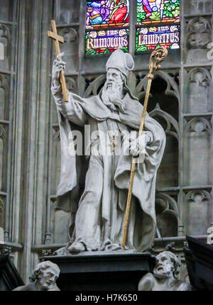 Statue de Saint Rumbold, le saint patron de Malines, dans la Cathédrale de Saint Rumbold à Mechelen, Belgique. Banque D'Images