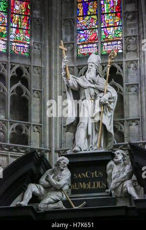 Statue de Saint Rumbold, le saint patron de Malines, dans la Cathédrale de Saint Rumbold à Mechelen, Belgique. Banque D'Images