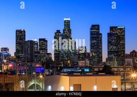 Los Angeles, JAN 24 : Los Angeles downtown nightscene à partir de la 4ème rue sur Mai 24, 2015 à Los Angeles, Californie Banque D'Images