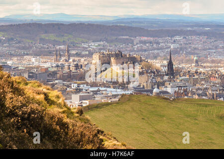 Le Château d'Édimbourg et d'Édimbourg ville vu de l'Arthur's Seat, Édimbourg, Écosse, Royaume-Uni Banque D'Images