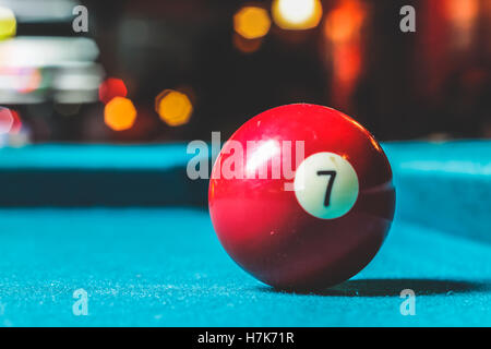 Photographie d'une partie de billard billes en plastique sur la table Banque D'Images