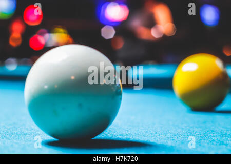 Photographie d'une partie de billard billes en plastique sur la table Banque D'Images